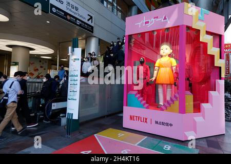 3. November 2021, Tokio, Japan: Eine Nachbildung der 'Younghee'-Puppe des südkoreanischen Netflix-Megahit-Dramas ''Squid Game'' vor dem Shibuya-Bahnhof, einem der belebtesten Stationen der Welt. Die Statuen der Puppe und zwei Wachen in pinkfarbenen Uniformen sind im Einkaufsviertel von Shibuya installiert, wo die Menschen Fotos von der Puppe machen konnten, während sie der Stimme und der Musik des Spiels „Rotes Licht, grünes Licht“ lauschten. (Bild: © Rodrigo Reyes Marin/ZUMA Press Wire) Stockfoto