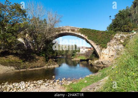 Luftaufnahme einer malerischen mittelalterlichen Brücke in Lierganes, Kantabrien, Spanien. Hochwertige Fotos Stockfoto