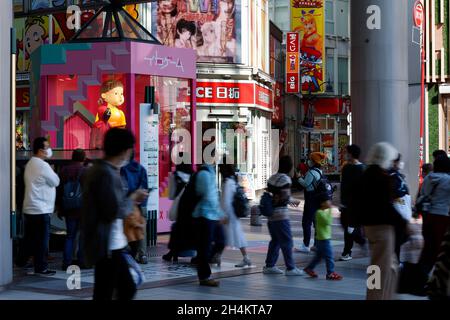 3. November 2021, Tokio, Japan: Fußgänger kommen an einer Nachbildung der „Younghee“-Puppe des südkoreanischen Netflix-Megahit-Dramas „Squid Game“ vor der Shibuya Station vorbei, einer der belebtesten Stationen der Welt. Die Statuen der Puppe und zwei Wachen in pinkfarbenen Uniformen sind im Einkaufsviertel von Shibuya installiert, wo die Menschen Fotos von der Puppe machen konnten, während sie der Stimme und der Musik des Spiels „Rotes Licht, grünes Licht“ lauschten. (Bild: © Rodrigo Reyes Marin/ZUMA Press Wire) Stockfoto