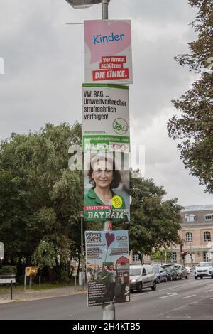 BERLIN, DEUTSCHLAND - 1. SEPTEMBER 2017: Wahlplakate verschiedener Parteien vor der Bundestagswahl 2017. Stockfoto