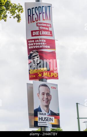 BERLIN, DEUTSCHLAND - 1. SEPTEMBER 2017: Wahlplakate verschiedener Parteien vor der Bundestagswahl 2017. Stockfoto