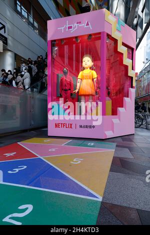 3. November 2021, Tokio, Japan: Eine Nachbildung der 'Younghee'-Puppe des südkoreanischen Netflix-Megahit-Dramas ''Squid Game'' vor dem Shibuya-Bahnhof, einem der belebtesten Stationen der Welt. Die Statuen der Puppe und zwei Wachen in pinkfarbenen Uniformen sind im Einkaufsviertel von Shibuya installiert, wo die Menschen Fotos von der Puppe machen konnten, während sie der Stimme und der Musik des Spiels „Rotes Licht, grünes Licht“ lauschten. (Bild: © Rodrigo Reyes Marin/ZUMA Press Wire) Stockfoto