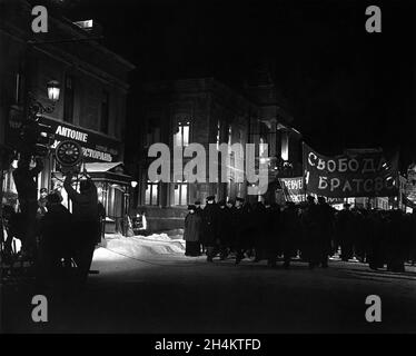 Film Crew Dreharbeiten Demonstration Marsch auf der Moskauer Straße in Spanien am Set offen während der Dreharbeiten von ARZT ZHIVAGO 1965 Regisseur DAVID LEAN Roman Boris Pasternak Drehbuch Robert Bolt Italien - USA Koproduktion Carlo Ponti Production / Sostar S.A. / Metro Goldwyn Mayer Stockfoto