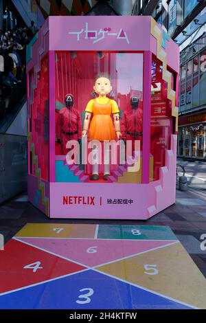 3. November 2021, Tokio, Japan: Eine Nachbildung der 'Younghee'-Puppe des südkoreanischen Netflix-Megahit-Dramas ''Squid Game'' vor dem Shibuya-Bahnhof, einem der belebtesten Stationen der Welt. Die Statuen der Puppe und zwei Wachen in pinkfarbenen Uniformen sind im Einkaufsviertel von Shibuya installiert, wo die Menschen Fotos von der Puppe machen konnten, während sie der Stimme und der Musik des Spiels „Rotes Licht, grünes Licht“ lauschten. (Bild: © Rodrigo Reyes Marin/ZUMA Press Wire) Stockfoto