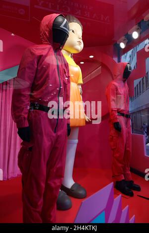 3. November 2021, Tokio, Japan: Eine Nachbildung der 'Younghee'-Puppe des südkoreanischen Netflix-Megahit-Dramas ''Squid Game'' vor dem Shibuya-Bahnhof, einem der belebtesten Stationen der Welt. Die Statuen der Puppe und zwei Wachen in pinkfarbenen Uniformen sind im Einkaufsviertel von Shibuya installiert, wo die Menschen Fotos von der Puppe machen konnten, während sie der Stimme und der Musik des Spiels „Rotes Licht, grünes Licht“ lauschten. (Bild: © Rodrigo Reyes Marin/ZUMA Press Wire) Stockfoto