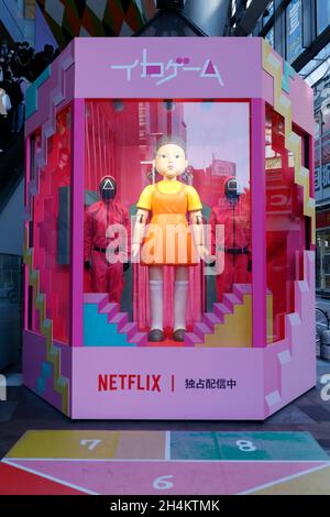 3. November 2021, Tokio, Japan: Eine Nachbildung der 'Younghee'-Puppe des südkoreanischen Netflix-Megahit-Dramas ''Squid Game'' vor dem Shibuya-Bahnhof, einem der belebtesten Stationen der Welt. Die Statuen der Puppe und zwei Wachen in pinkfarbenen Uniformen sind im Einkaufsviertel von Shibuya installiert, wo die Menschen Fotos von der Puppe machen konnten, während sie der Stimme und der Musik des Spiels „Rotes Licht, grünes Licht“ lauschten. (Bild: © Rodrigo Reyes Marin/ZUMA Press Wire) Stockfoto