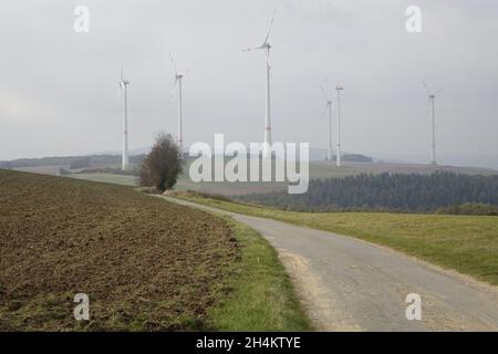 Herbstlandschaft in der Nordpfalz (Pfalz) mit Windmühlen, Eulenbis, Weilerbach, Rheinland-Pfalz Deutschland Stockfoto