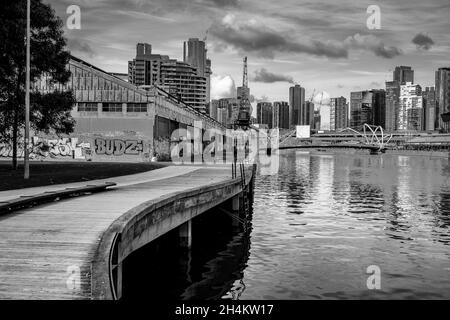 Graustufenaufnahme von Melbourne entlang des Yarra River, Australien Stockfoto