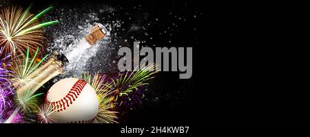 Baseballspiele mit Feuerwerk und einer explodierenden Flasche Champagner auf schwarzem Hintergrund. Ideal für Neujahr, Siege und Feiern Stockfoto