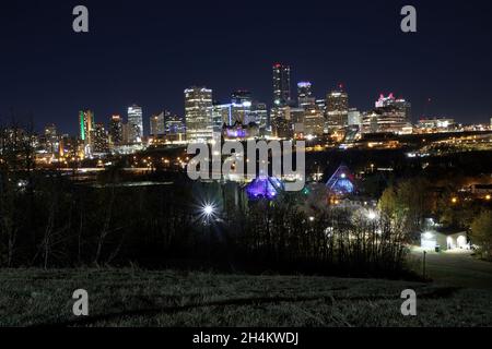 Die Stadt Edmonton Downtown Skyline bei Nacht Stockfoto