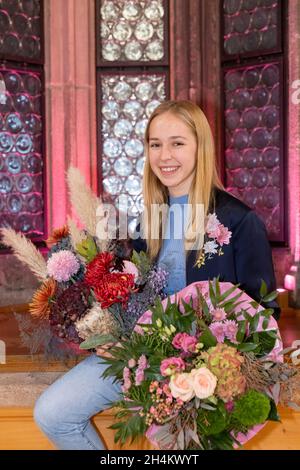 Nürnberg, Deutschland. November 2021. Die neu gewählte Christuskindin von Nürnberg, Teresa Windschall, lächelt nach der Bekanntgabe der Wahlergebnisse. Der 17-Jährige wurde von einer Jury aus insgesamt sechs Bewerbern für zwei Jahre zum neuen Christkind gewählt. Der Nürnberger Christkindlesmarkt wird vom neuen Christkind am 26. November eröffnet und dauert bis Heiligabend. Aufgrund der Corona-Pandemie soll der Markt jedoch in diesem Jahr dezentral an mehreren Standorten im Stadtzentrum abgehalten werden. Quelle: Daniel Karmann/dpa/Alamy Live News Stockfoto