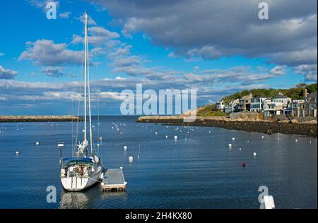 Single Segelboot in Rockport Hafen an einem sonnigen Herbsttag mit ein paar Wolken vertäut -01 Stockfoto