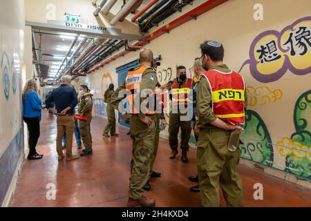 Mitglieder des IDF-Kommandos Homefront nahmen am 02. November 2021 an einer Notfallsimulationsübung im medizinischen Zentrum von Galilee in Nahariya, Israel, Teil. Ziel der Übung ist es, Ersthelfer und medizinisches Personal aus Krankenhäusern in der Reaktion auf einen imaginierten Krieg gegen die libanesische Hisbollah-militante Gruppe zu Schulen, die zu Massenverlusten führt. Stockfoto