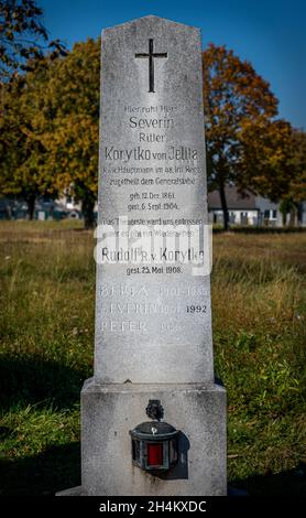 Inschrift auf einem historischen Grabstein auf dem Wiener Zentralfriedhof, Österreich Stockfoto