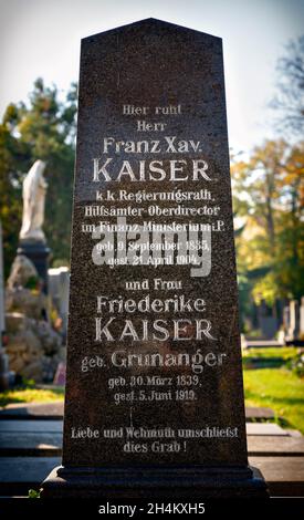 Inschrift auf einem historischen Grabstein auf dem Wiener Zentralfriedhof, Österreich Stockfoto