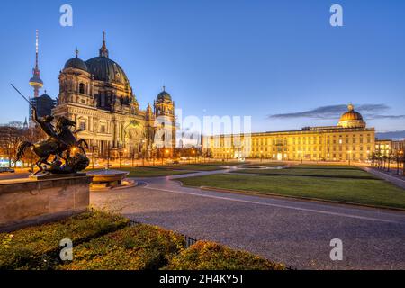 Der Lustgarten in Berlin vor Sonnenaufgang mit dem Fernsehturm, dem Dom und dem Stadtpalast Stockfoto