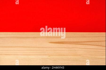Rote Tapete halb und Holz gelben Hintergrund. Stockfoto