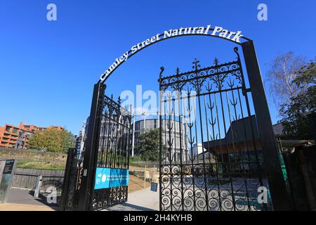 Eintritt in den neu eröffneten Camley Street Natural Park, der vom London Wildlife Trust mit den Gasholders Beyond betrieben wird, in Kings Cross, im Norden Londons. Stockfoto