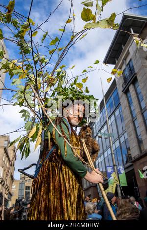 Glasgow, Schottland, Großbritannien. November 2021. Während die UN-Klimakonferenz (26. Konferenz der Parteien (COP26)) weitergeht, haben Extinction Rebellion und andere Gruppen von Klimaaktivisten eine Kundgebung in der Glasgow Royal Concert Hall Steps, Buchanan Street, abgehalten und marschieren durch die Straßen des Stadtzentrums von Glasgow. Kredit: Iain McGuinness/Alamy Live Nachrichten Stockfoto