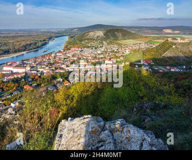 Hainburg an der Donau: Altstadt von Hainburg, Donau in Donau, Niederösterreich, Niederösterreich, Österreich Stockfoto