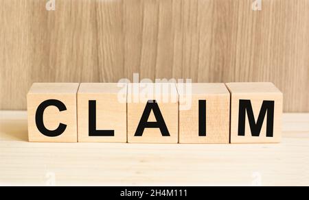 Claim Wort auf Holzblock geschrieben. Claims Text auf Holztisch für Ihr Design, Konzept. Stockfoto