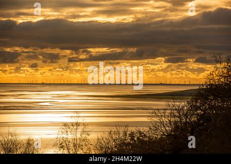 Barrow-in- Furness, Cumbria, Großbritannien. November 2021. Sonnenuntergang über dem Offshore-Windpark in der Nähe von Barrow-in Furness, Cumbria, Großbritannien. Quelle: John Eveson/Alamy Live News Stockfoto