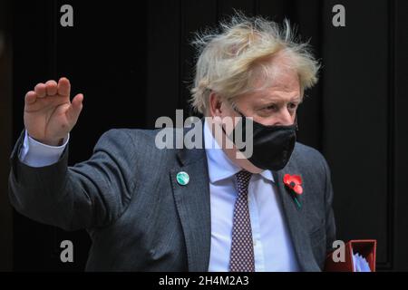 Westminster, London, Großbritannien. November 2021. Premierminister Boris Johnson verlässt heute die Downing Street 10, um an den Fragen des Premierministers (PMQs) im Parlament in Westminster teilzunehmen. Kredit: Imageplotter/Alamy Live Nachrichten Stockfoto