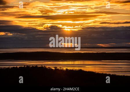 Barrow-in- Furness, Cumbria, Großbritannien. November 2021. Sonnenuntergang über dem Offshore-Windpark in der Nähe von Barrow-in Furness, Cumbria, Großbritannien. Quelle: John Eveson/Alamy Live News Stockfoto