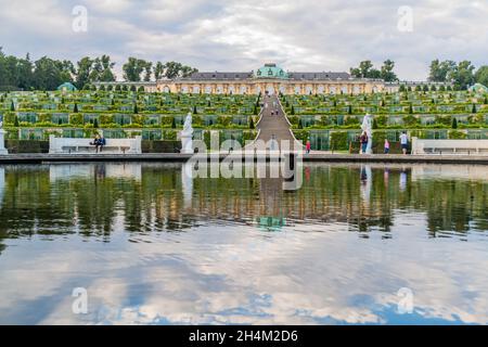 POTSDAM, 14. AUGUST 2017: Weinbergterrassen-Terrassen und Schloss Sanssouci in Potsdam Stockfoto