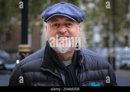 Westminister, London, 03. November 2021. Der englische Komiker und Musiker Bill Bailey besuchte Richard Ratcliffe heute und gab ihm Handschuhe gegen die Kälte. Richard Ratcliffe, Ehemann von Nazarin Zaghari-Ratcliffe, kämpft heute am 11. Tag seines Hungerstreiks außerhalb des Außenministeriums für die Freilassung seiner Frau, die noch immer im Iran inhaftiert ist. Quelle: Imageplotter/Alamy Live News Stockfoto