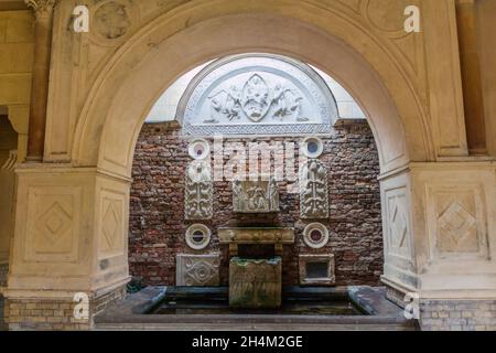 POTSDAM, 14. AUGUST 2017: Brunnen in der Friedenskirche im Park Sanssouci in Potsdam Stockfoto