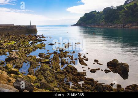 Blick auf den Ausgang des Fischereihafens von Mutriku, Gipuzkoa, Eskadi, Spanien Stockfoto