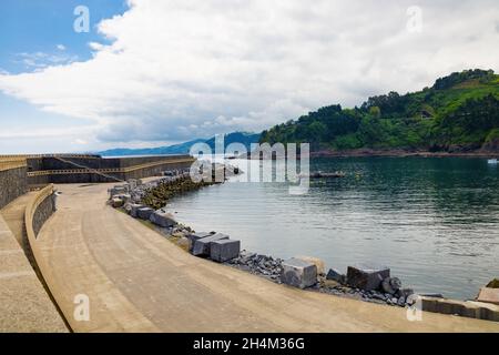 Blick auf die Docks und die Bucht des Fischereihafens von Mutriku, Gipuzkoa, Eskadi, Spanien Stockfoto