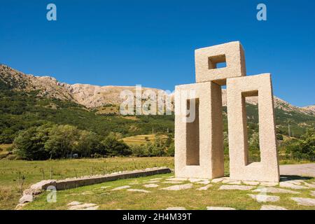 Juradvor, Kroatien - 4. September 2021. Teil des Glagolitischen Alphabet-Pfades im Baska-Tal, dem ältesten bekannten slawischen Alphabet aus dem 9. Jahrhundert Stockfoto