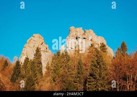 Nationalpark mit Felsen Hintergrund. Tausend Jahre alte Festung von Tustan, archäologische und Naturdenkmal, Ukraine, Karpaten Berge. Herbst Stockfoto