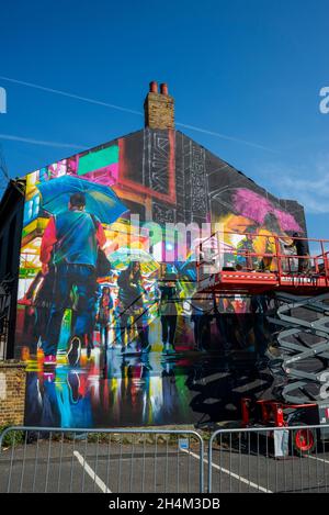 Das japanische Graffiti-Kunstwerk mit dem Titel Akihabara, das von Dan Kitchener gemalt wurde, ist im Rahmen des Southend Arts Festival Making Waves in Arbeit Stockfoto