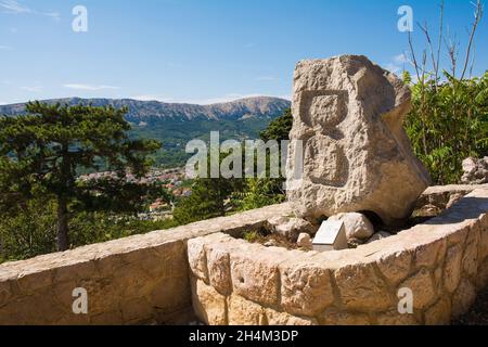 Baska, Kroatien - 4. September 2021. Teil des Glagolitischen Alphabet-Pfades im Baska-Tal, dem ältesten bekannten slawischen Alphabet aus dem 9. Jahrhundert. Stockfoto