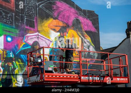 Das japanische Graffiti-Kunstwerk mit dem Titel Akihabara, das von Dan Kitchener gemalt wurde, ist im Rahmen des Southend Arts Festival Making Waves in Arbeit Stockfoto