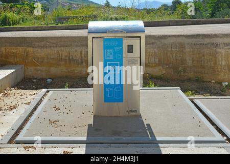 Draga Bascanska, Kroatien - 4. September 2021. Ein Recycling-Behälter aus Papier und Pappe auf der Insel Krk im Land Primorje-Gorski Kotar, Westkroatien. Th Stockfoto