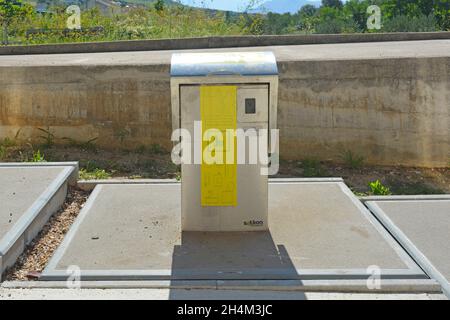 Draga Bascanska, Kroatien - 4. September 2021. Eine Recycling-Mülltonne aus Kunststoff und Metall auf der Insel Krk im Land Primorje-Gorski Kotar, Westkroatien. Dies Stockfoto