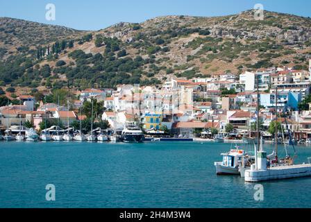 Karlovasi, Samos - Griechenland - August 31 2014 : Blick auf den bunten Hafen Schiffe, die in der Bucht festgemacht sind Landschaftsansicht Stockfoto