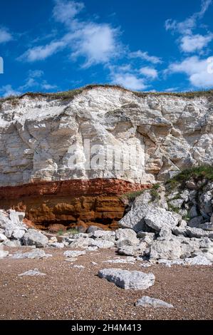 Rot-weiß gestreifte Klippen in Hunstanton, Norfolk, verursacht durch Schichten von unterschiedlich gefärbten Felsen Stockfoto