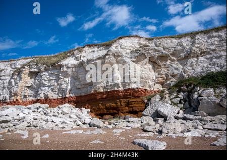 Rot-weiß gestreifte Klippen in Hunstanton, Norfolk, verursacht durch Schichten von unterschiedlich gefärbten Felsen Stockfoto
