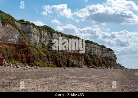 Rot-weiß gestreifte Klippen in Hunstanton, Norfolk, verursacht durch Schichten von unterschiedlich gefärbten Felsen Stockfoto