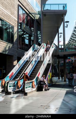 Externe Rolltreppe südlich John Street Liverpool ONE Einkaufszentrum 2021 Stockfoto