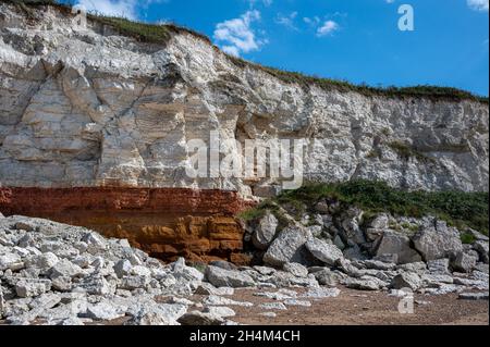 Rot-weiß gestreifte Klippen in Hunstanton, Norfolk, verursacht durch Schichten von unterschiedlich gefärbten Felsen Stockfoto