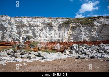 Rot-weiß gestreifte Klippen in Hunstanton, Norfolk, verursacht durch Schichten von unterschiedlich gefärbten Felsen Stockfoto