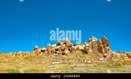 Feenkamine rund um die Stadt Goreme in Kappadokien in der Türkei. Peri Bacalari auf Türkisch. Cappadocia Hintergrundbild. Stockfoto