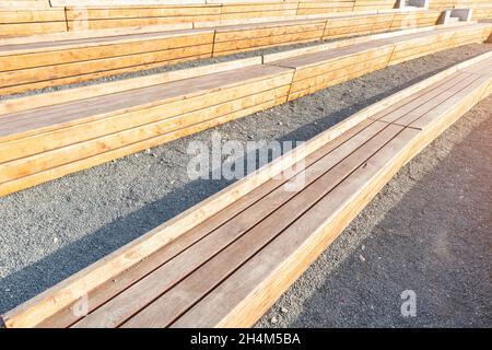amphitheatre Bank Holz geometrischen diagonalen Linien Muster Treppen . Hintergrund Stockfoto