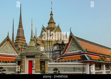 Bangkok, Thailand - Januar 17,2020. Wat Pho, alter buddhistischer Tempelkomplex mit liegender Buddha. Beliebte Touristenattraktion enthält mehrere Hallen, col Stockfoto